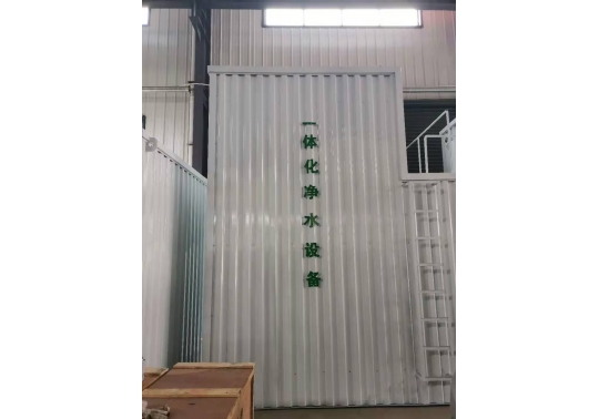 生活廢水處理設(shè)備系統(tǒng)軟硬件：由混凝土池、沉砂池、過(guò)濾池、水體平穩(wěn)加藥設(shè)備、反清洗設(shè)備、離心水泵及電控柜構(gòu)成